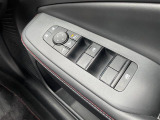 【パワーウインドウ】運転席のスイッチで、各席の窓ガラスの開閉ができます。あると便利ですよね。