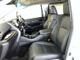 高いホールド性で運転姿勢が安定します。長距離ドライブでも疲れにくいのが魅力です。快適なドライビングライフをお送りください♪