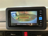 映像で見づらい車両周辺の確認をアシスト。クルマを真上から見ているような映像を表示。 運転席から確認しにくい車両周囲の状況を把握。