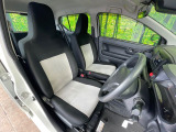 運転席まわりには十分なスペースがあり、大柄な方でもゆったり運転していただける環境です。