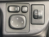 【電動格納ミラー】サイドミラーは電動格納式となっており、狭い駐車場でもキズがつくリスクを抑えられます。