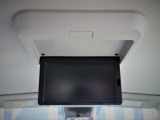 後席用のTVモニターも装備しています。 後席の同乗者も退屈させません!