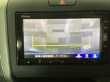 バックカメラの画像です。ガイドラインがスムースな車庫入れをサポートいたします。車庫入れの安心感がアップしますね。