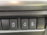 両側電動スライドドアのスイッチがあります。運転席に座ったままスライドドアの操作ができます。