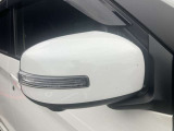 対向車から見やすいウィンカー付きドアミラー。