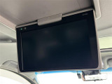 【12.1型フリップダウンモニター】12.1型、純正後席フリップダウンモニターを装備。家族や仲間との長距離ドライブも、このモニターがあればさらに盛り上がりますね!