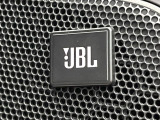【JBLサウンドシステム】メーカーオプションの高品位サウンドシステムを搭載。専用のチューニングが施された大小様々なスピーカーから良質なサウンドが奏でられ、臨場感あふれる音響空間を演出します。