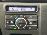 【オートエアコン】一度お好みの温度に設定すれば、車内の温度を検知し風量や温度を自動で調整。暑い&hellip;寒い&hellip;と何度もスイッチ操作をする必要はありません。快適な車内空間には必須の機能ですね♪
