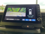 【バックカメラ】駐車時に後方がリアルタイム映像で確認できます。大型商業施設や立体駐車場での駐車時や、夜間のバック時に大活躍!運転スキルに関わらず、今や必須となった装備のひとつです!