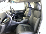 高いホールド性で運転姿勢が安定します。長距離ドライブでも疲れにくいのが魅力です。快適なドライビングライフをお送りください♪