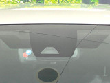 【トヨタセーフティセンス】走行中に前方の車両等を認識し、衝突しそうな時は警報とブレーキで衝突回避と被害軽減をアシスト。より安全にドライブをお楽しみいただけます。
