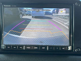 【バックモニター】後方の障害物や歩行者を確認できるバックモニター。狭い駐車場や混雑した場所でも安心して車を操作できます。