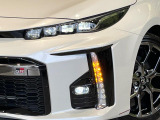 【LEDヘッドライト】悪天候や夜間走行時も良好な視界を確保し安心して運転できる高輝度LEDヘッドライトを装備!点灯速度が早く、消費電力も抑えられています。