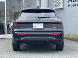 Audiのリヤディフューザーは、車両の後方での空気の流れを整え、乱流を減少させることで、走行安定性を向上させます。またスポーティで洗練された外観を提供し、全体のスタイルに一体感を持たせます。