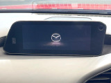 【8インチマツダコネクト】車内の雰囲気にマッチした大型のディスプレイ。スマホ接続でのナビ使用やBluetooth再生等、様々な機能が楽しめます。直感的なダイヤル操作が可能で、使い勝手も良好です。