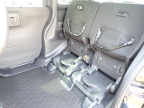 ◆チップアップ&ダイブダウン機構付【ULTR SEAT】は後席座面を左右分割で跳ね上げることができます。トランクで積載できない背の高い荷物をラクラク収納できます。ホンダ車ならではの人気装備です。