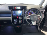 運転席周りのレイアウトをご覧ください。ナビゲーションが綺麗に装着されすっきり収まってますね!