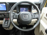 ハンドルの両側に操作ボタンが付いております。運転しながら操作ができるのでとっても便利!