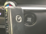 【アドバンストキー】カバンやポケットに入れたままでもドアの施錠・解錠が可能なスマートキーを装備。エンジンのオン・オフ時もカギを取り出す必要が無いからとっても便利です♪