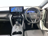 運転席周りのレイアウトをご覧ください。ナビゲーションが綺麗に装着されすっきり収まってますね!