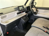 運転席周りのレイアウトをご覧ください。ナビゲーションが綺麗に装着されすっきり収まってますね!