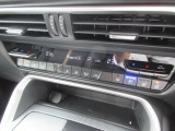 余計な操作の手間が無いフルオートエアコン。視線の移動や手を動かす必要がないということは、安全装備のひとつとも言えるでしょう。シートヒーター・シートベンチレーターも装備しています。