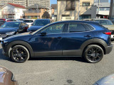 CX-30のドアデザインは、魂動(KODO)デザインの進化形として、「光の移ろい」と「引き算の美学」を体現した大きな特徴を持っています。