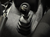 【パートタイム4WD】悪路やぬかるんだオフロードでも、2WD&rarr;4WDと駆動方式を切り替えることで、しっかりと地面をとらえ、効果的な走行が可能です(詳しくは取扱説明書をご覧ください)。