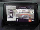 【360&deg;ビュー・モニター】専用カメラにより上から見下ろしたような視点で360度クルマの周囲を確認することができます。駐車が苦手な方でも縦列駐車や幅寄せ時に活躍してくれます。