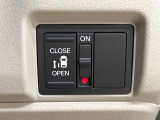 【パワースライドドア】スマートキーや運転席のスイッチでスライドドアの開閉が可能♪電動だから力を入れてドアを開ける必要が無く、小さいお子様でも、重い荷物を持っている時もラクに開け閉めできます♪