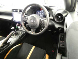 【運転席まわり】・・・ハンドルやシートなども隅々までクリーニング済み。キレイな車内でドライブがより一層快適にお楽しみいただけると思います。