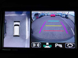 360度ビューカメラを搭載。4方の小型カメラの映像を処理し、車両真上からの映像に変換しています。