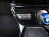 エンジンとモーター2つのパワー源を持つハイブリッドならではの装備。EVスイッチを押すとモーターのみの走行が出来ますよ。 モーターのみの駆動なので静かです。