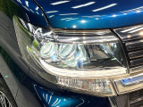 【LEDヘッドライト】悪天候や夜間走行時も良好な視界を確保し安心して運転できる高輝度LEDヘッドライトを装備!点灯速度が早く、消費電力も抑えられています。