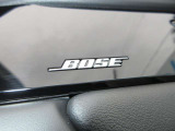 BOSEサウンドシステムを搭載。「良い音を出す」ではなく、その車種のごとに特徴を計算(車種専用設計)し、「反響音」を作り出すことによってどの座席でも自分中心で音が聴こえ、「心地よい空間」を作り出します。