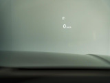 ヘッドアップディスプレイは運転中に役立つ情報をフロントガラスに映し出します。独自のレーザー技術により、直射日光が当たるような状況にも対応。走行速度、ナビゲーションなどの情報を、クリアに表示します。