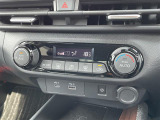 【 後席エアコン 】後席にもエアコンがついておりますので、車内全体を快適な温度に調節いただけます♪//