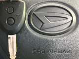 【キーレス】少し離れた場所からでもボタン一つでドアの開錠・施錠ができるのでとっても便利!ドアの鍵穴周りに傷をつけることもありません♪