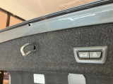 ボタン1つでリアハッチの開閉が可能です。またコンフォートアクセスが付いていれば鍵をポケットに入れた状態でキックで開閉も可能です。