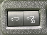 【ハンズフリーパワーバックドア】リアバンパー下部に足先を出し入れするだけでバックドアが自動で開閉♪両手が荷物でふさがっている時でもラクラク開閉操作が行えます!