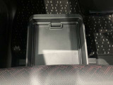 助手席下にも収納スペースあります☆コンパクトなのにたくさん収納があって助かります☆車検証を入れてる方も多い収納スペースです☆