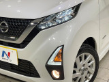 【LEDヘッドライト】悪天候や夜間走行時も良好な視界を確保し安心して運転できる高輝度LEDヘッドライトを装備!点灯速度が早く、消費電力も抑えられています。