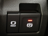 【電動パーキングブレーキ】パーキングブレーキは便利な電動式!ボタン一つで操作でき、アクセルを踏めば自動で解除されます♪レバーやペダルが無いので運転席廻りもすっきりしますね♪