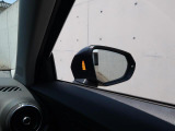 アウディサイドアシスト『後方の死角を並走する車両を検知しドアミラーの内側のLEDが点灯。ドライバーに注意を促し事故を未然に防ぐシステムです。』