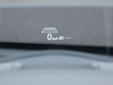 アクティブドライビングディスプレイは、運転に必要な情報を運転席前方に投影するシステムです。車速やルート案内などの情報が表示されます。