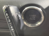 【アドバンストキー】カバンやポケットに入れたままでもドアの施錠・解錠が可能なスマートキーを装備。エンジンのオン・オフ時もカギを取り出す必要が無いからとっても便利です♪