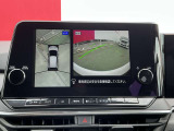 上空から見下ろしているかのような映像をディスプレイに映し出し、スムースな駐車をサポートします。画面は「トップビュー」のほか「サイドブラインドビュー」への切り換えが可能。ますます安心です