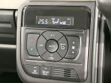 【オートエアコン】一度お好みの温度に設定すれば、車内の温度を検知し風量や温度を自動で調整。暑い&hellip;寒い&hellip;と何度もスイッチ操作をする必要はありません。快適な車内空間には必須の機能ですね♪