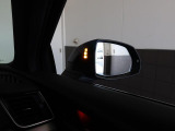 アウディサイドアシスト『後方の死角を並走する車両を検知しドアミラーの内側のLEDが点灯。ドライバーに注意を促し事故を未然に防ぐシステムです。』