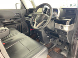【運転席】座り心地が良いシートなので長時間の運転でも快適にお過ごしいただけます。新品のフロアマットのご注文も可能です。掲載箇所以外にご希望の写真がございましたらお気軽にお問い合わせ下さい。